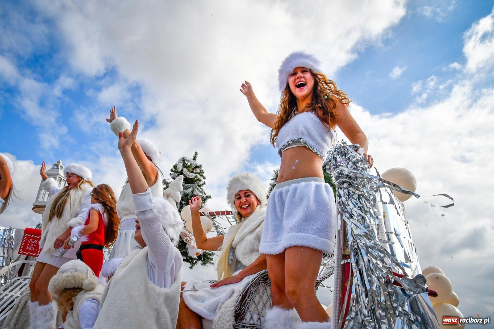 Zdjęcie w galerii na portalu naszraciborz.pl: Dożynki gminy Krzyżanowice w Owsiszczach. Imponujący korowód w międzynarodowym towarzystwie [FOTO i WIDEO] wiadomości z regionu
