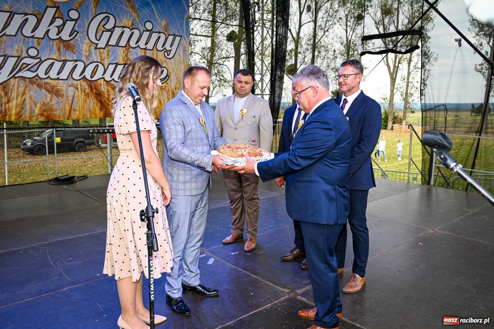 Zdjęcie w galerii na portalu naszraciborz.pl: Dożynki gminy Krzyżanowice w Owsiszczach. Imponujący korowód w międzynarodowym towarzystwie [FOTO i WIDEO] wiadomości z regionu