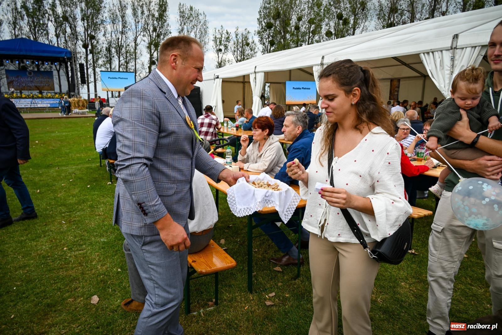 Zdjęcie w galerii na portalu naszraciborz.pl: Dożynki gminy Krzyżanowice w Owsiszczach. Imponujący korowód w międzynarodowym towarzystwie [FOTO i WIDEO] wiadomości z regionu