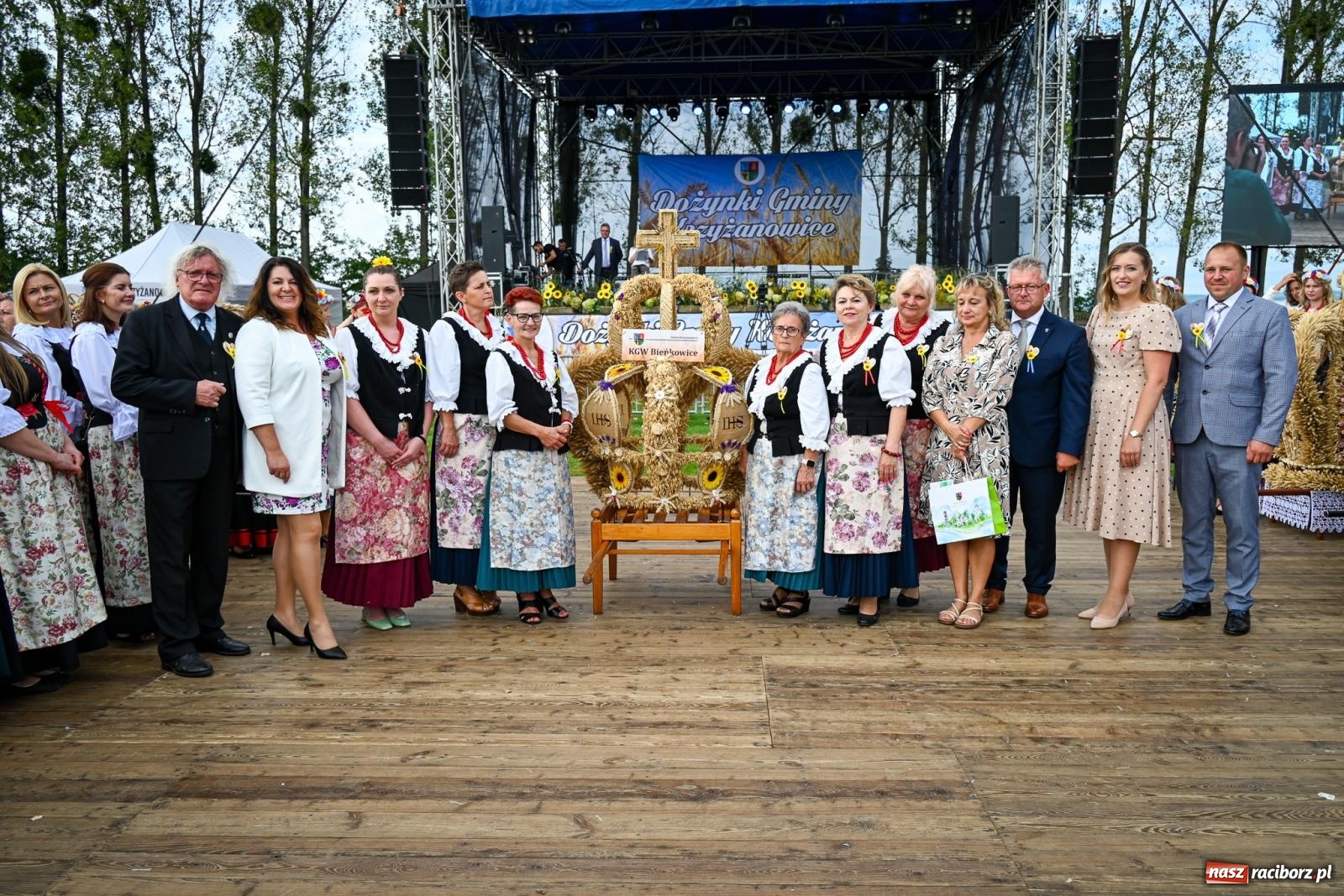 Zdjęcie w galerii na portalu naszraciborz.pl: Dożynki gminy Krzyżanowice w Owsiszczach. Imponujący korowód w międzynarodowym towarzystwie [FOTO i WIDEO] wiadomości z regionu