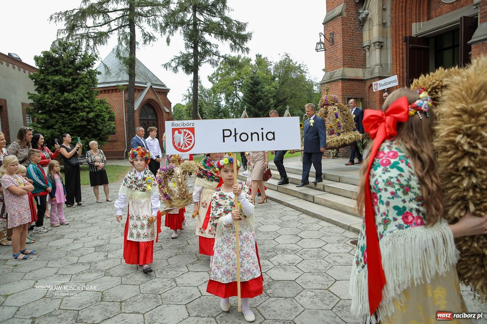 Zdjęcie w galerii na portalu naszraciborz.pl: Racibórz świętował dożynki miejskie na Zamku Piastowskim. Diiya na finał wiadomości z regionu