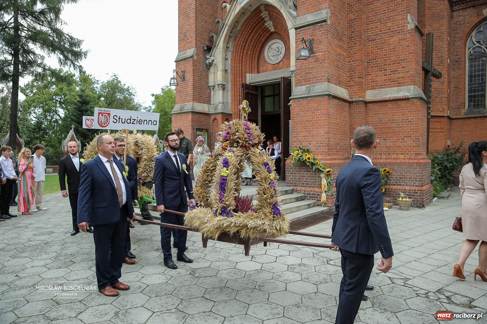 Zdjęcie w galerii na portalu naszraciborz.pl: Racibórz świętował dożynki miejskie na Zamku Piastowskim. Diiya na finał wiadomości z regionu