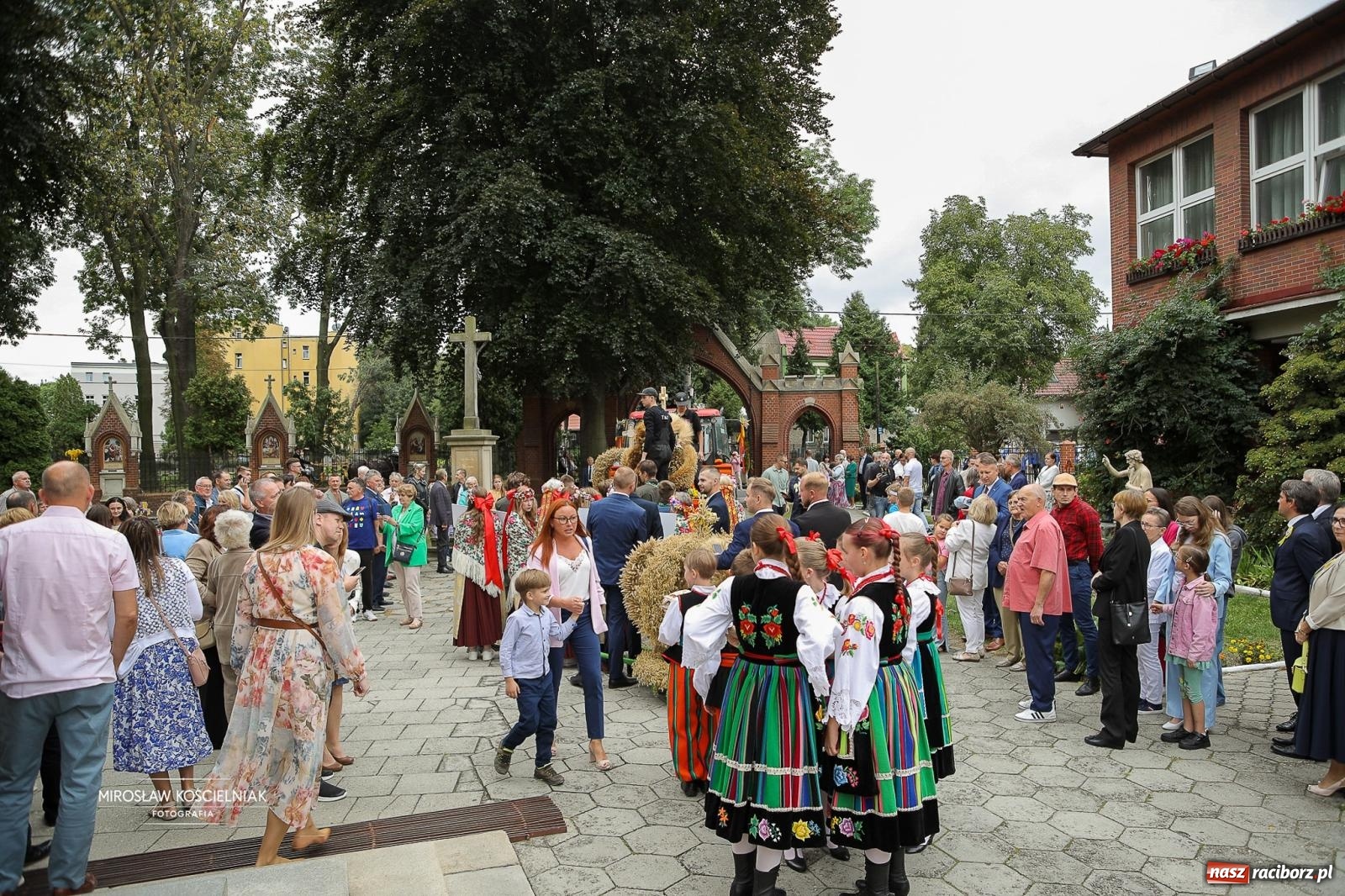 Zdjęcie w galerii na portalu naszraciborz.pl: Racibórz świętował dożynki miejskie na Zamku Piastowskim. Diiya na finał wiadomości z regionu