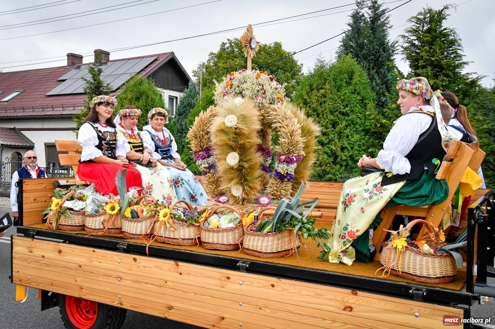 Zdjęcie w galerii na portalu naszraciborz.pl: Dożynki w Nędzy – święto plonów z muzyką i tańcem na bis! wiadomości z regionu