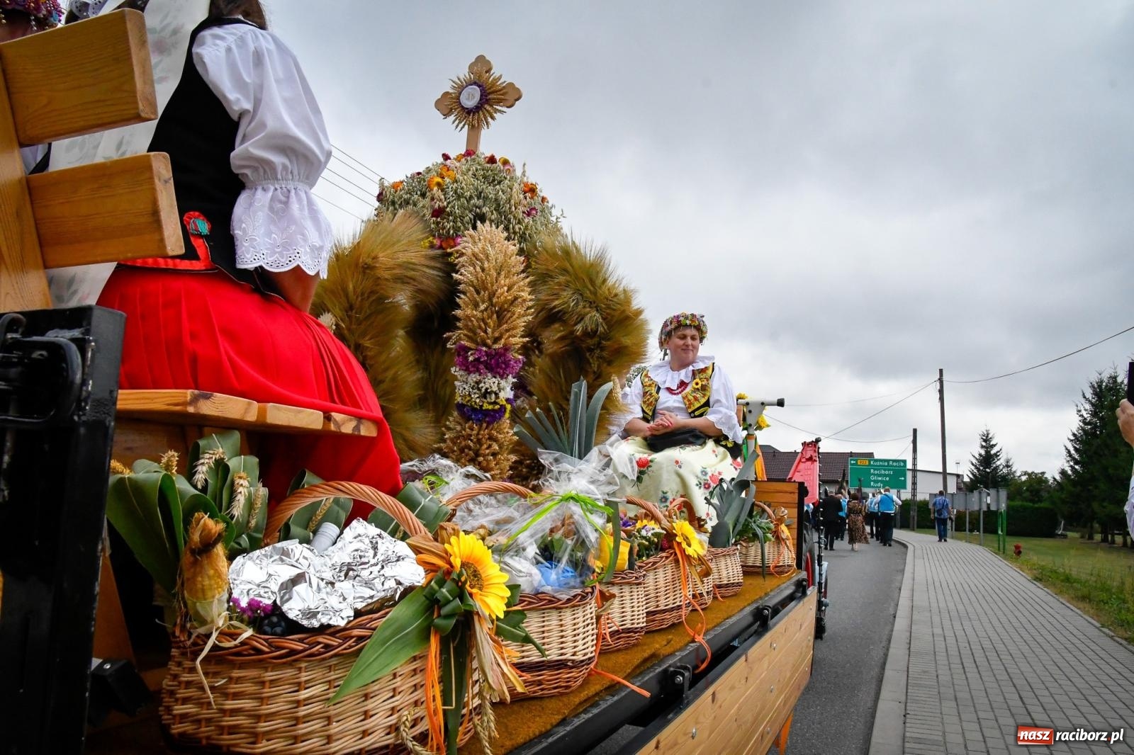 Zdjęcie w galerii na portalu naszraciborz.pl: Dożynki w Nędzy – święto plonów z muzyką i tańcem na bis! wiadomości z regionu