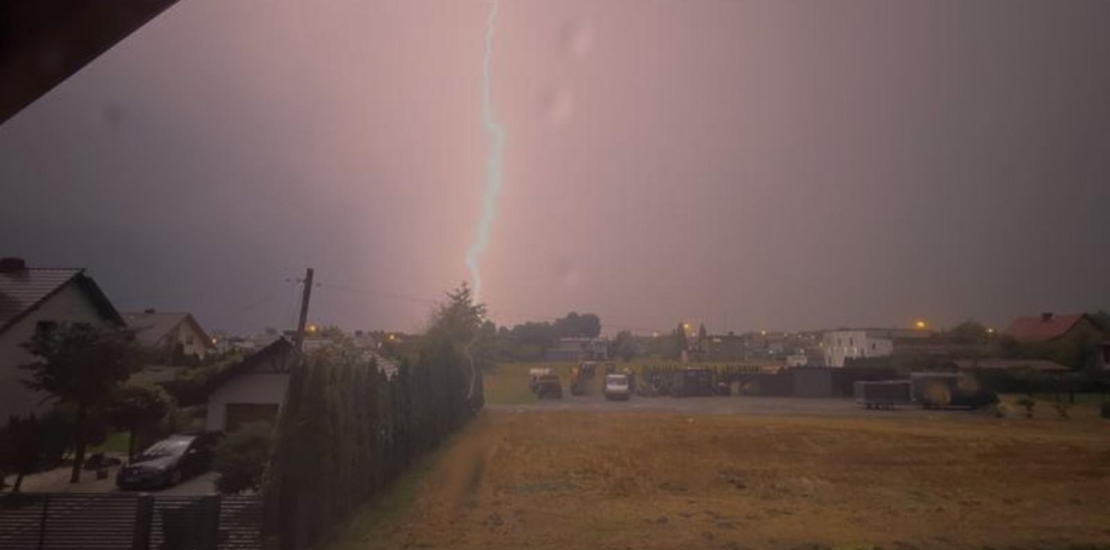 Zdjęcie w galerii na portalu naszraciborz.pl: Burzowy wieczór w regionie. Piorun uderzył w dom w Rudyszwałdzie, interwencja także w Raciborzu wiadomości z regionu