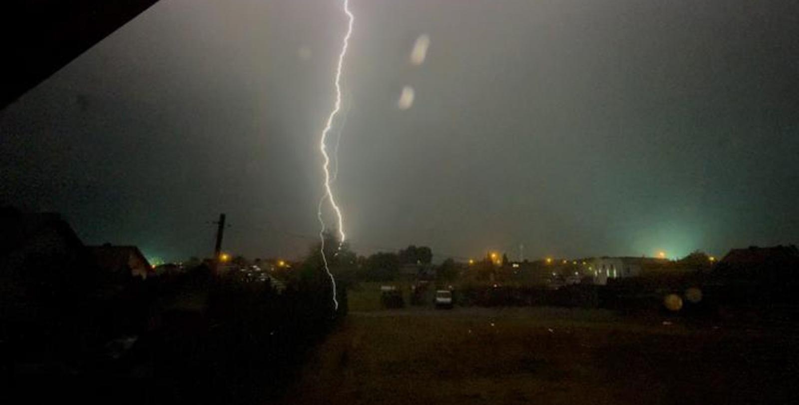 Zdjęcie w galerii na portalu naszraciborz.pl: Burzowy wieczór w regionie. Piorun uderzył w dom w Rudyszwałdzie, interwencja także w Raciborzu wiadomości z regionu