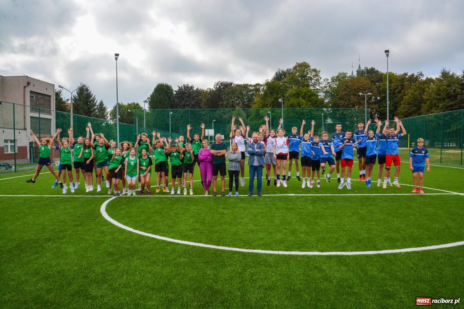 Zdjęcie w galerii na portalu naszraciborz.pl: Racibórz: oficjalne otwarcie zmodernizowanego boiska przy SP 18 [FOTO i WIDEO] wiadomości z regionu