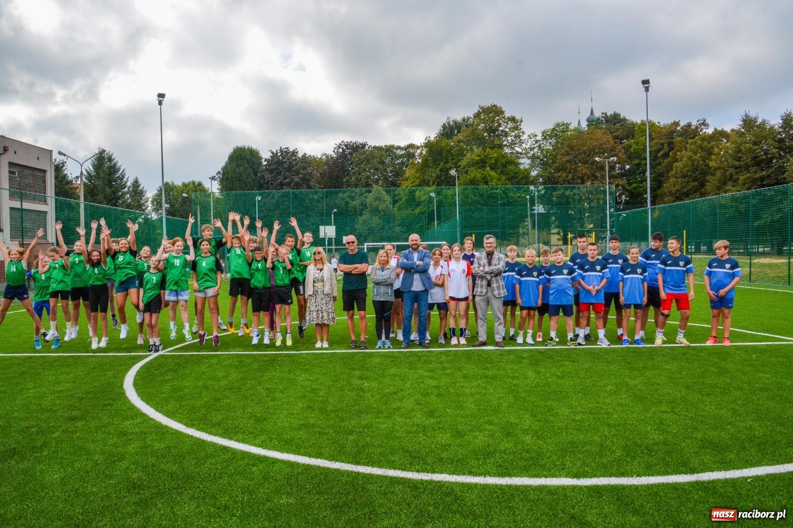 Zdjęcie w galerii na portalu naszraciborz.pl: Racibórz: oficjalne otwarcie zmodernizowanego boiska przy SP 18 [FOTO i WIDEO] wiadomości z regionu