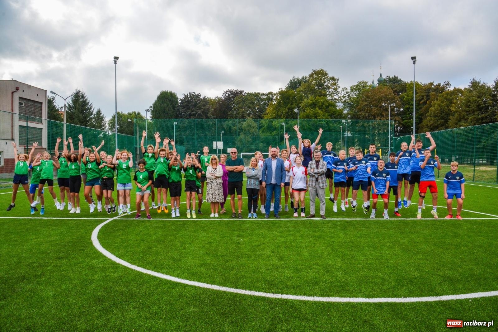 Zdjęcie w galerii na portalu naszraciborz.pl: Racibórz: oficjalne otwarcie zmodernizowanego boiska przy SP 18 [FOTO i WIDEO] wiadomości z regionu