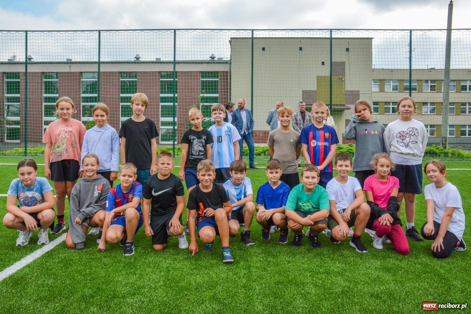 Zdjęcie w galerii na portalu naszraciborz.pl: Racibórz: oficjalne otwarcie zmodernizowanego boiska przy SP 18 [FOTO i WIDEO] wiadomości z regionu