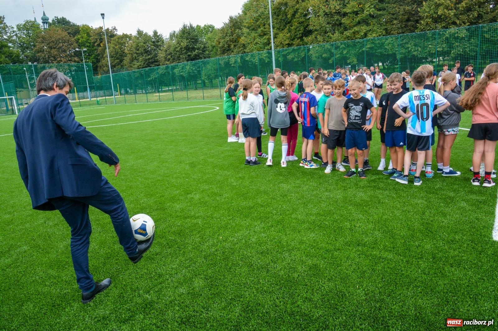 Zdjęcie w galerii na portalu naszraciborz.pl: Racibórz: oficjalne otwarcie zmodernizowanego boiska przy SP 18 [FOTO i WIDEO] wiadomości z regionu