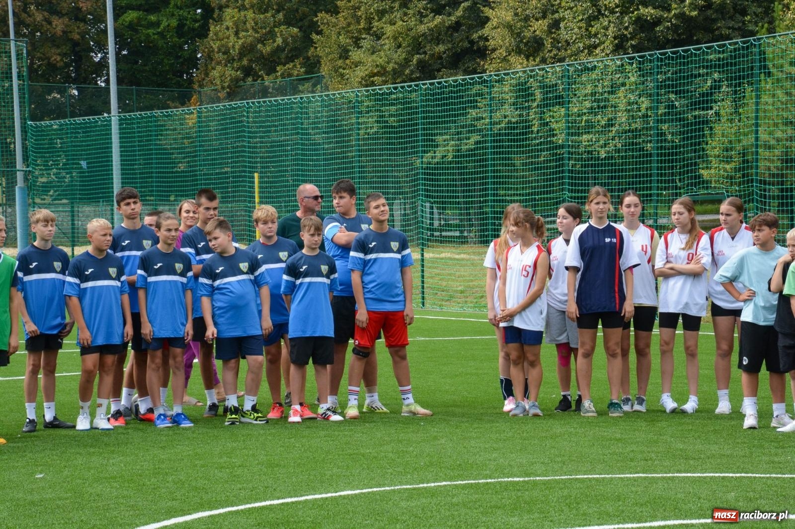 Zdjęcie w galerii na portalu naszraciborz.pl: Racibórz: oficjalne otwarcie zmodernizowanego boiska przy SP 18 [FOTO i WIDEO] wiadomości z regionu