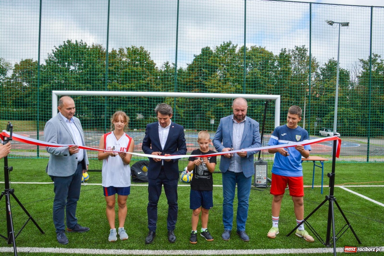 Zdjęcie w galerii na portalu naszraciborz.pl: Racibórz: oficjalne otwarcie zmodernizowanego boiska przy SP 18 [FOTO i WIDEO] wiadomości z regionu