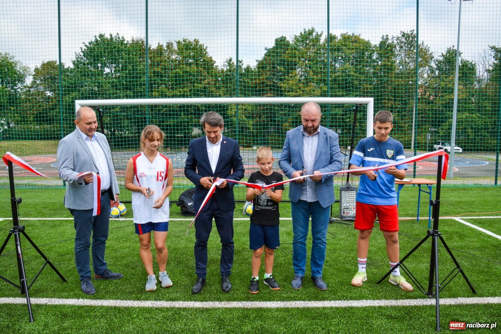 Zdjęcie w galerii na portalu naszraciborz.pl: Racibórz: oficjalne otwarcie zmodernizowanego boiska przy SP 18 [FOTO i WIDEO] wiadomości z regionu