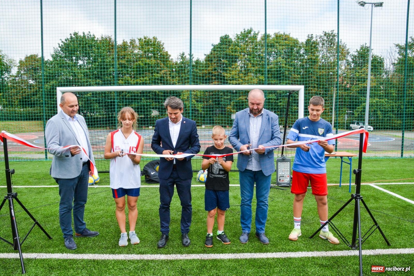 Zdjęcie w galerii na portalu naszraciborz.pl: Racibórz: oficjalne otwarcie zmodernizowanego boiska przy SP 18 [FOTO i WIDEO] wiadomości z regionu