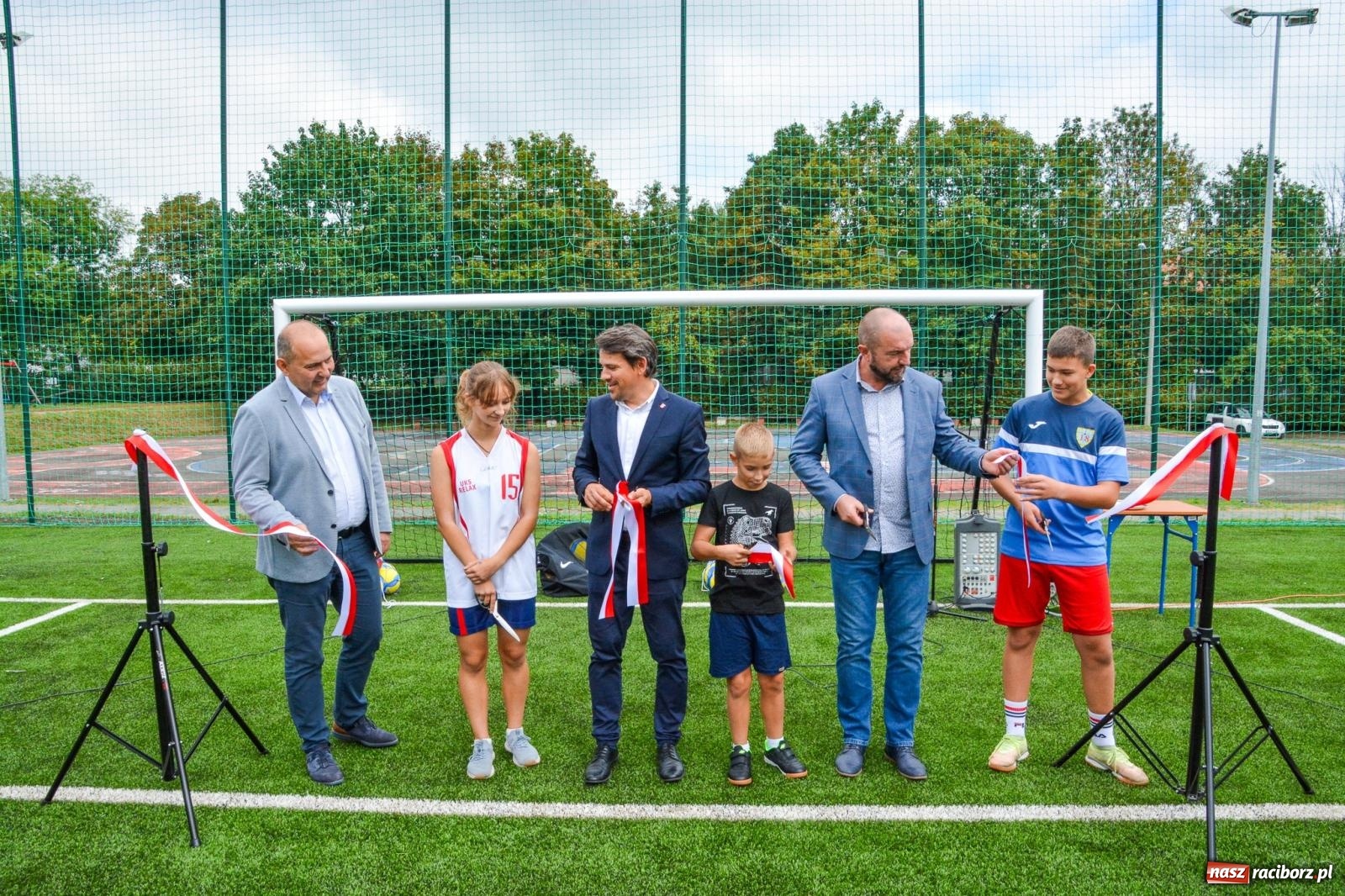 Zdjęcie w galerii na portalu naszraciborz.pl: Racibórz: oficjalne otwarcie zmodernizowanego boiska przy SP 18 [FOTO i WIDEO] wiadomości z regionu