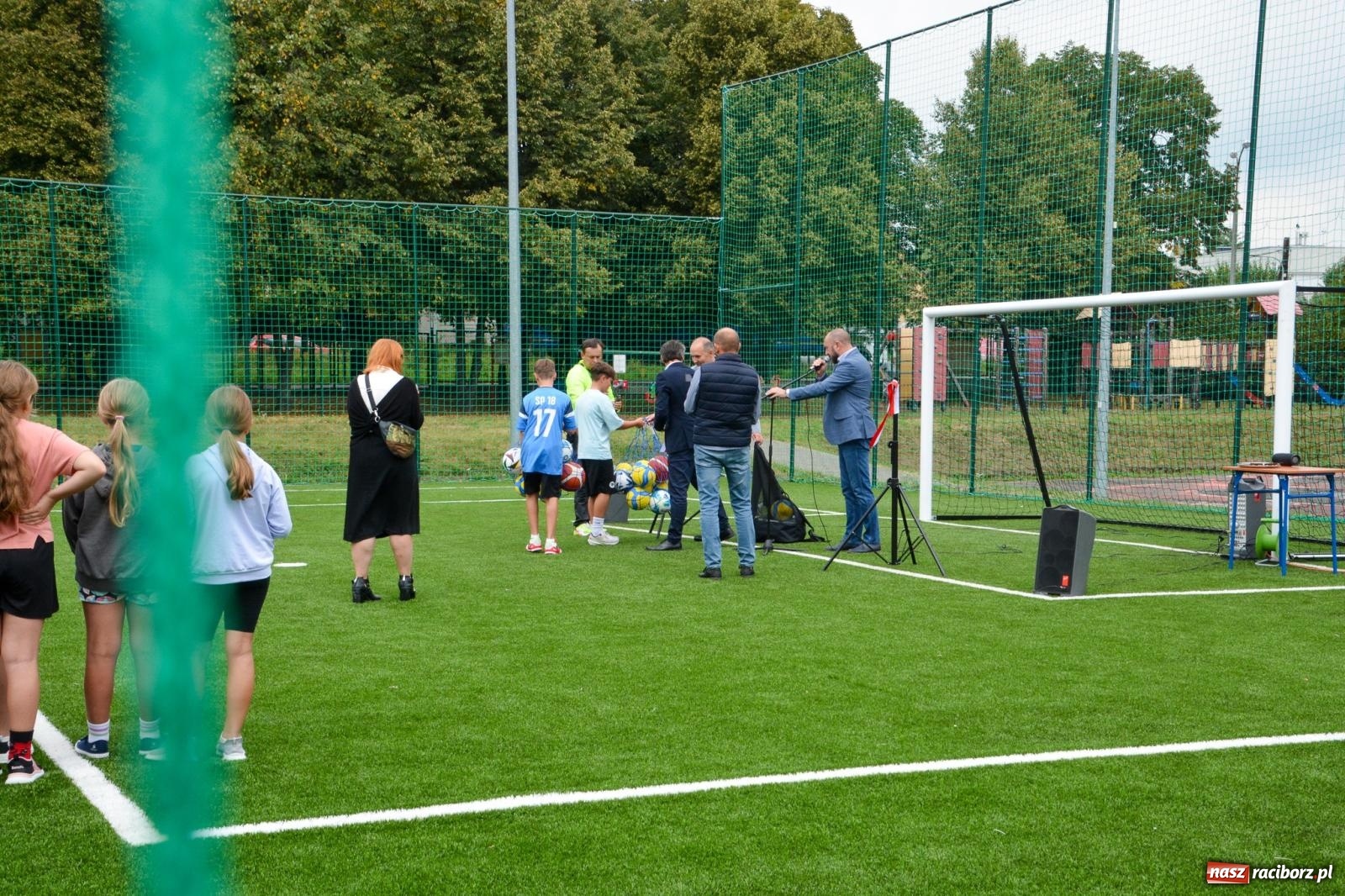 Zdjęcie w galerii na portalu naszraciborz.pl: Racibórz: oficjalne otwarcie zmodernizowanego boiska przy SP 18 [FOTO i WIDEO] wiadomości z regionu