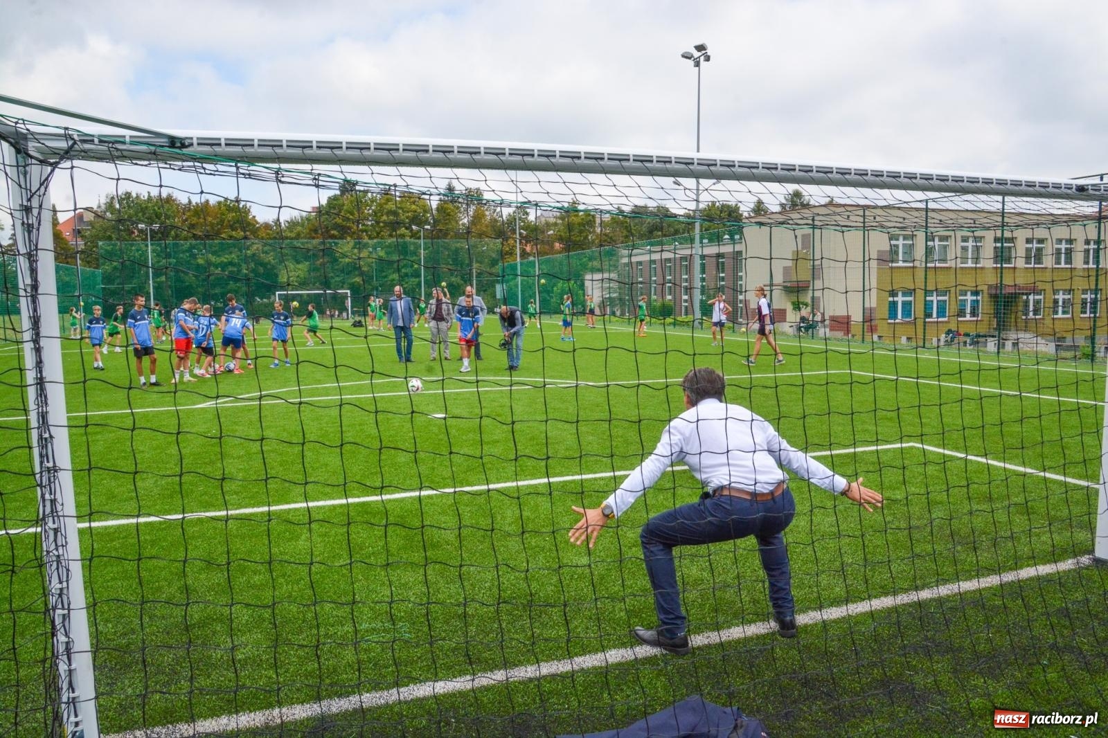 Zdjęcie w galerii na portalu naszraciborz.pl: Racibórz: oficjalne otwarcie zmodernizowanego boiska przy SP 18 [FOTO i WIDEO] wiadomości z regionu