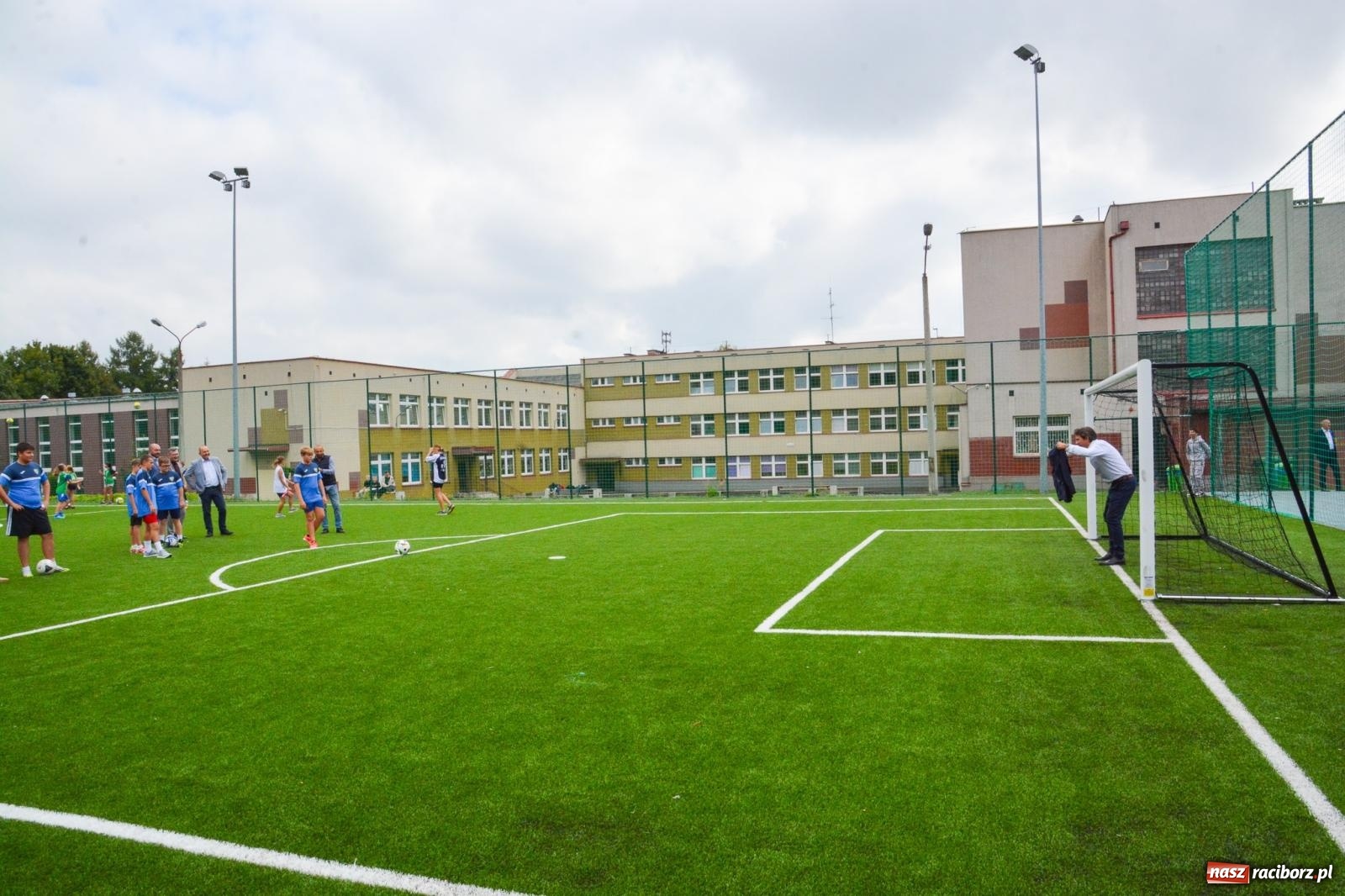 Zdjęcie w galerii na portalu naszraciborz.pl: Racibórz: oficjalne otwarcie zmodernizowanego boiska przy SP 18 [FOTO i WIDEO] wiadomości z regionu
