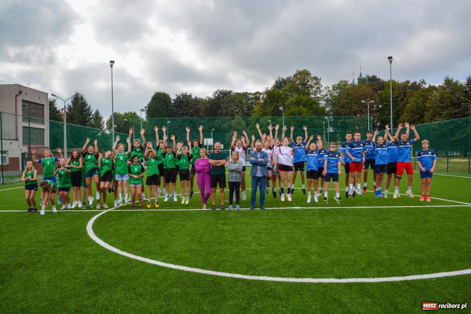 Zdjęcie w galerii na portalu naszraciborz.pl: Racibórz: oficjalne otwarcie zmodernizowanego boiska przy SP 18 [FOTO i WIDEO] wiadomości z regionu