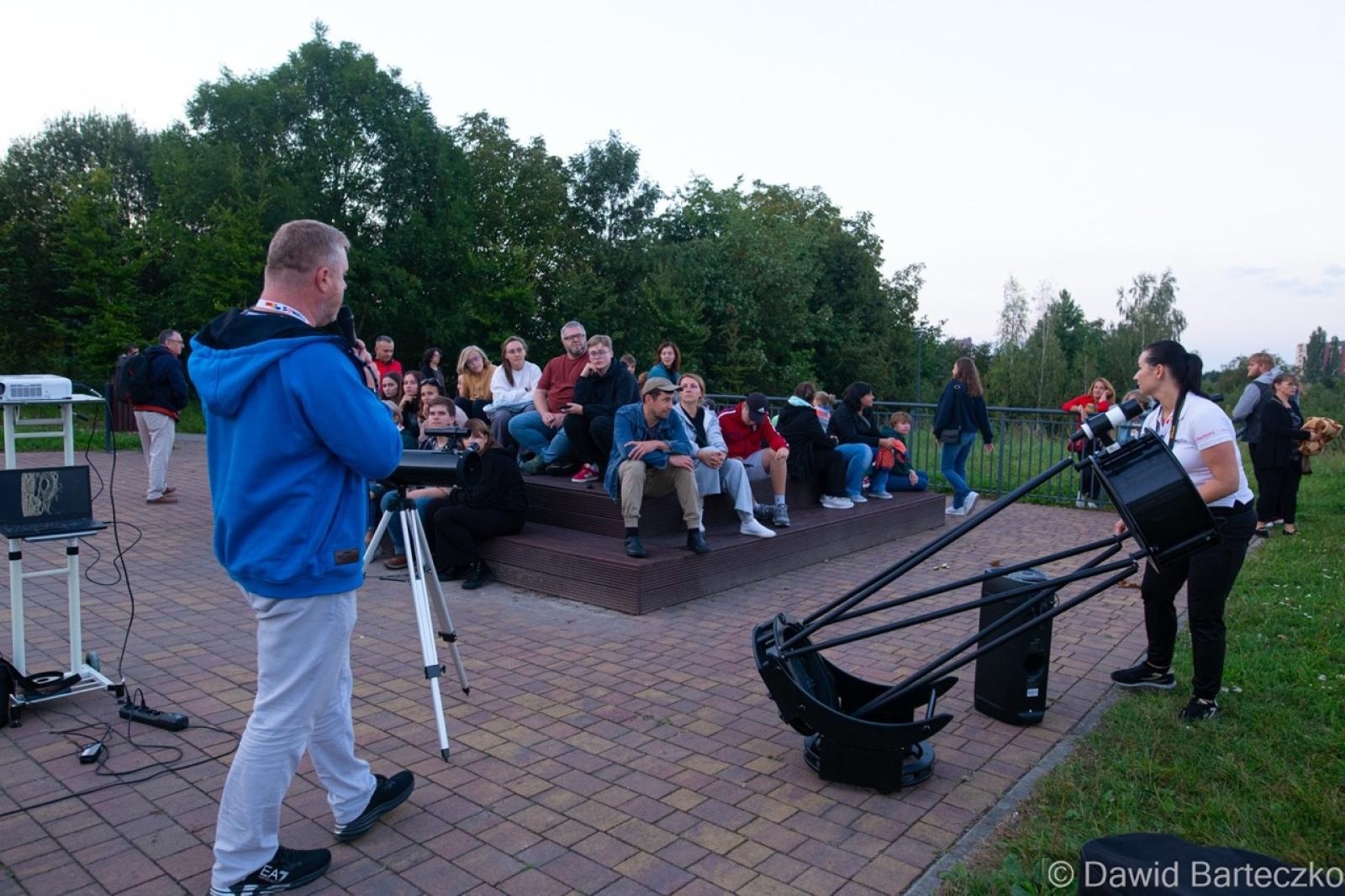 Zdjęcie w galerii na portalu naszraciborz.pl: Nocne obserwacje nieba w Raciborzu – mieszkańcy oglądali całkowite zaćmienie Księżyca wiadomości z regionu