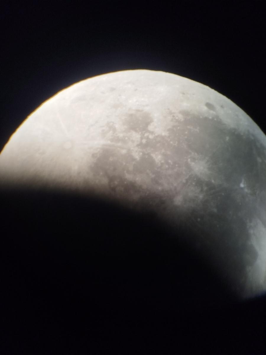 Zdjęcie w galerii na portalu naszraciborz.pl: Nocne obserwacje nieba w Raciborzu – mieszkańcy oglądali całkowite zaćmienie Księżyca wiadomości z regionu