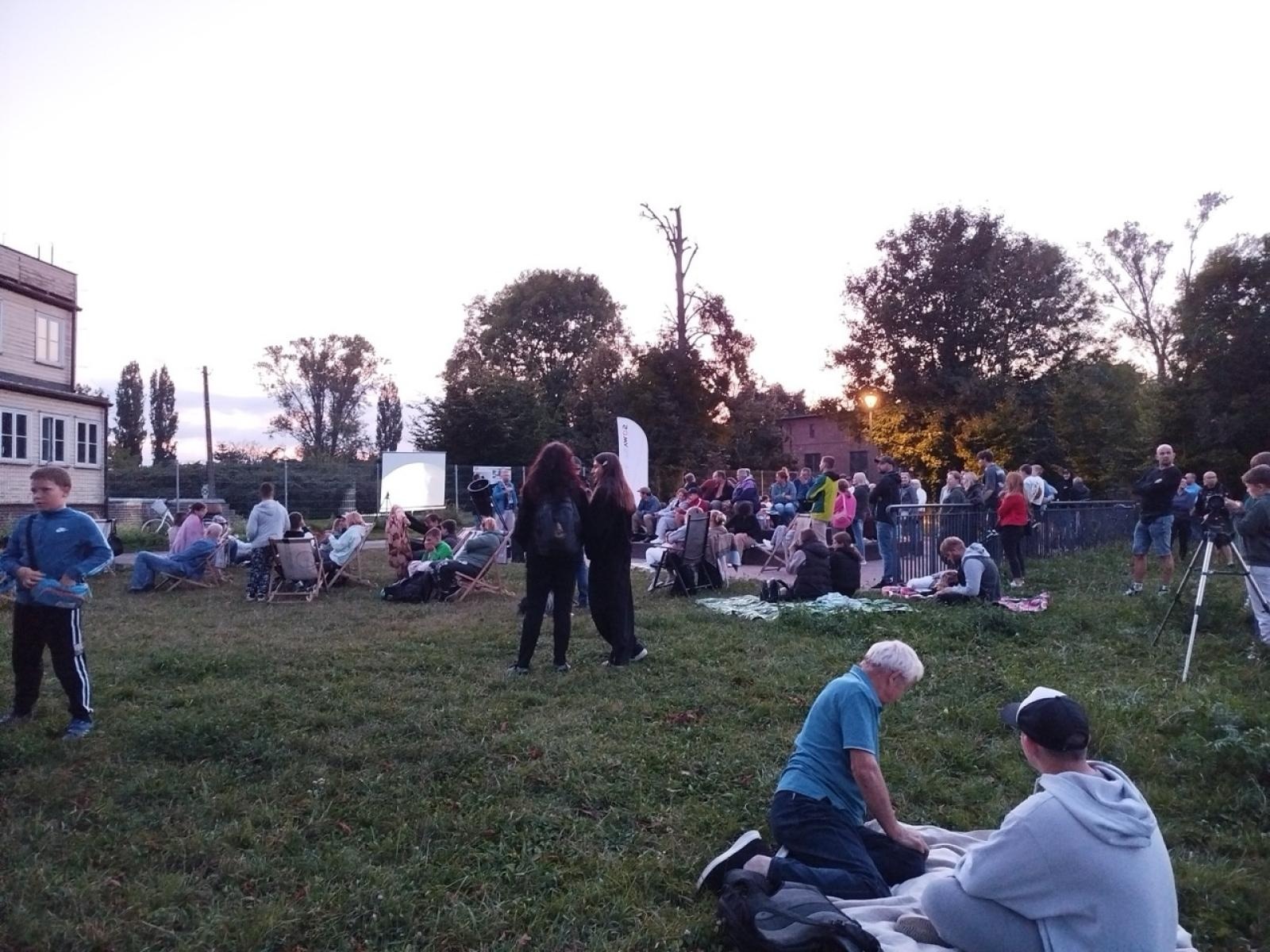 Zdjęcie w galerii na portalu naszraciborz.pl: Nocne obserwacje nieba w Raciborzu – mieszkańcy oglądali całkowite zaćmienie Księżyca wiadomości z regionu