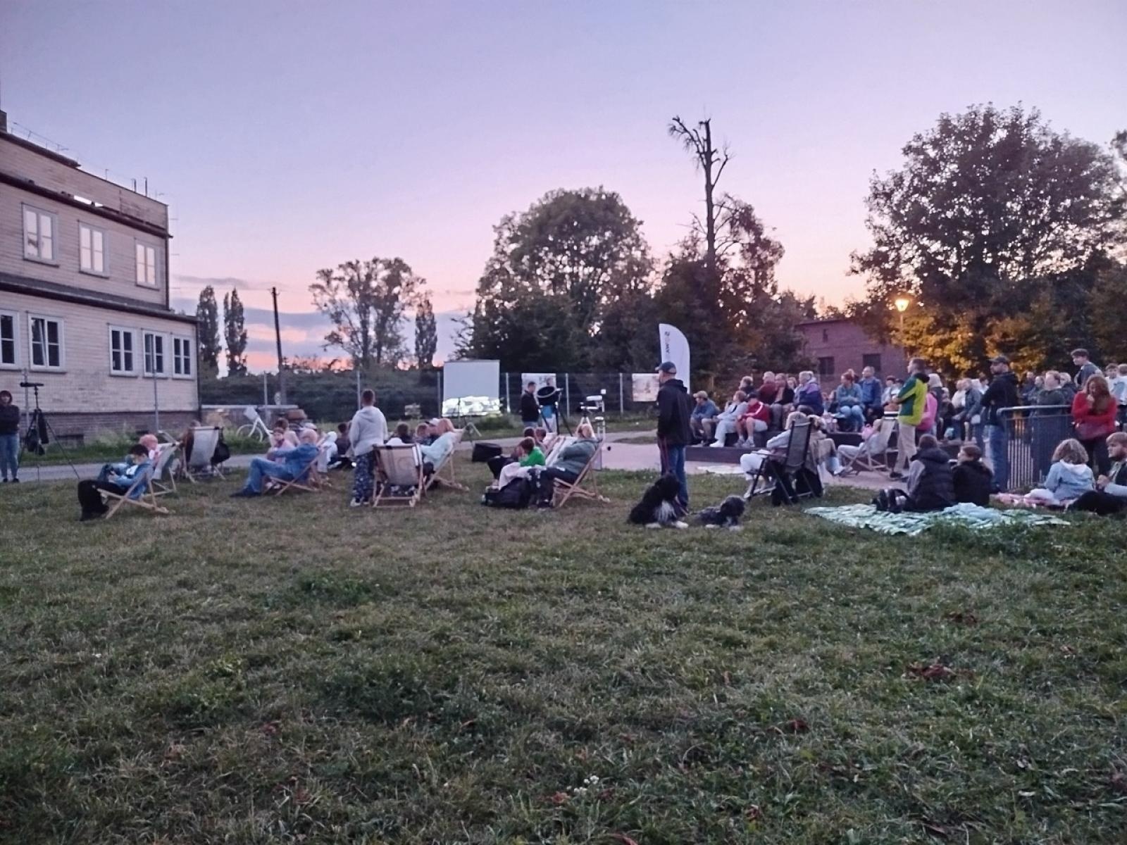 Zdjęcie w galerii na portalu naszraciborz.pl: Nocne obserwacje nieba w Raciborzu – mieszkańcy oglądali całkowite zaćmienie Księżyca wiadomości z regionu