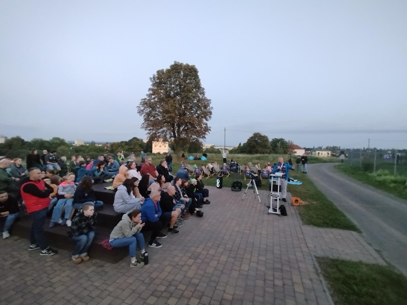 Zdjęcie w galerii na portalu naszraciborz.pl: Nocne obserwacje nieba w Raciborzu – mieszkańcy oglądali całkowite zaćmienie Księżyca wiadomości z regionu
