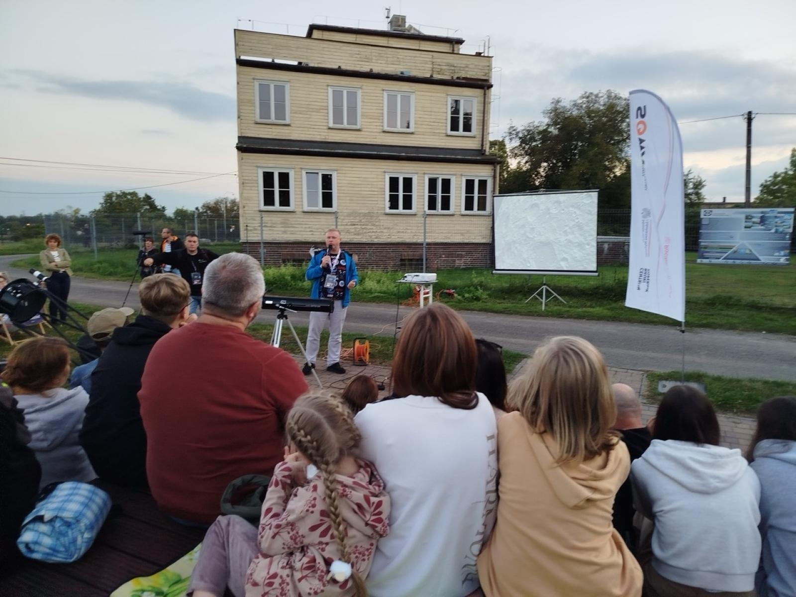 Zdjęcie w galerii na portalu naszraciborz.pl: Nocne obserwacje nieba w Raciborzu – mieszkańcy oglądali całkowite zaćmienie Księżyca wiadomości z regionu
