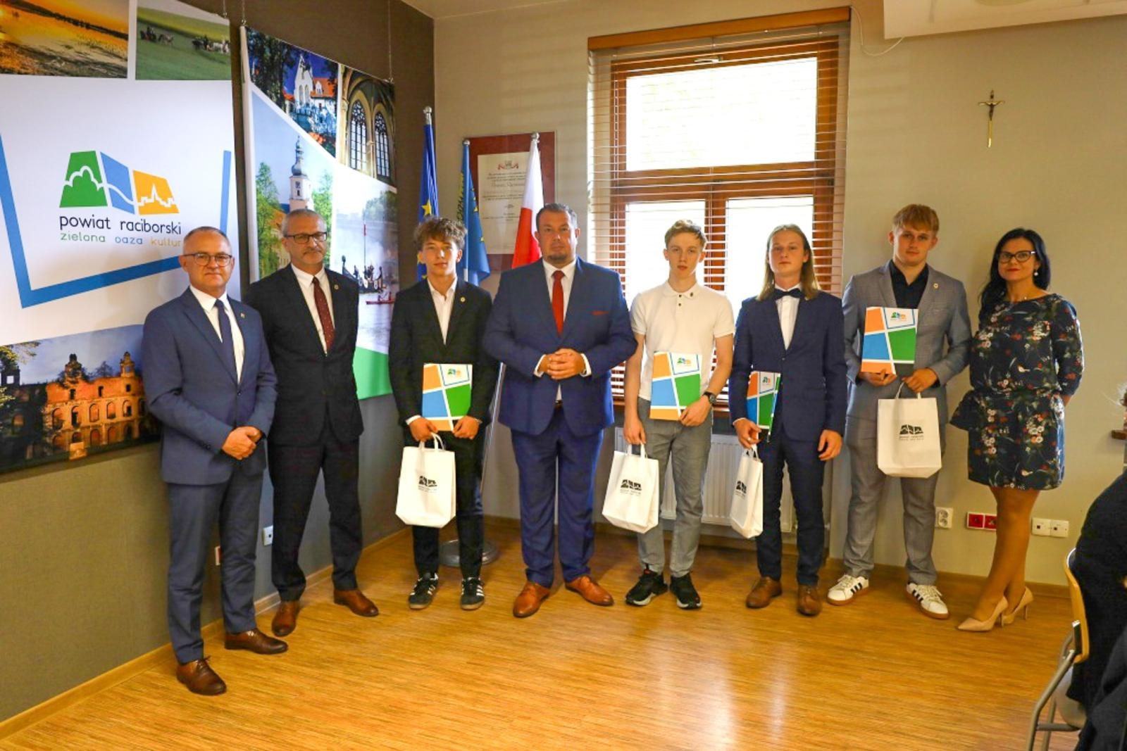 Zdjęcie w galerii na portalu naszraciborz.pl: Nagrody starosty raciborskiego dla najzdolniejszej młodzieży przyznane [LISTA NAGRODZONYCH] wiadomości z regionu
