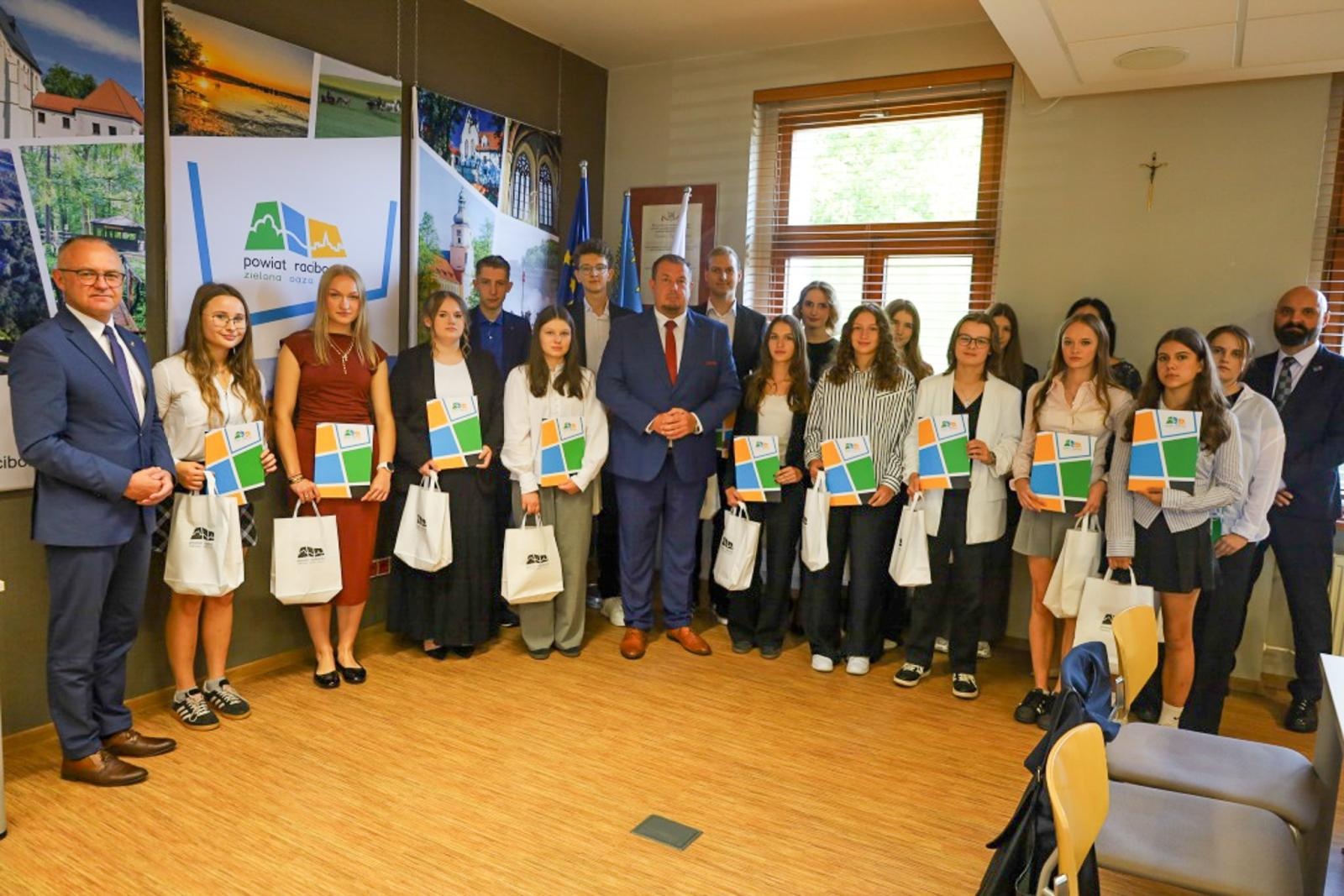 Zdjęcie w galerii na portalu naszraciborz.pl: Nagrody starosty raciborskiego dla najzdolniejszej młodzieży przyznane [LISTA NAGRODZONYCH] wiadomości z regionu