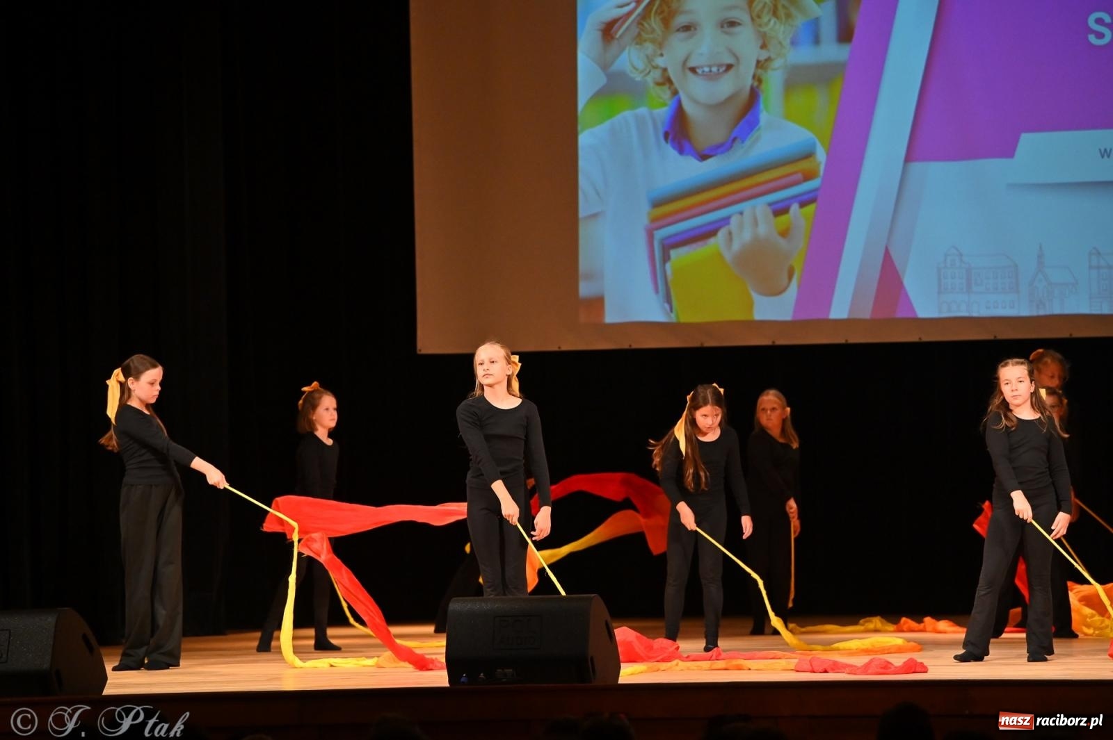 Zdjęcie w galerii na portalu naszraciborz.pl: Prymusi raciborskich szkół odebrali stypendia i gratulacje [FOTO] wiadomości z regionu