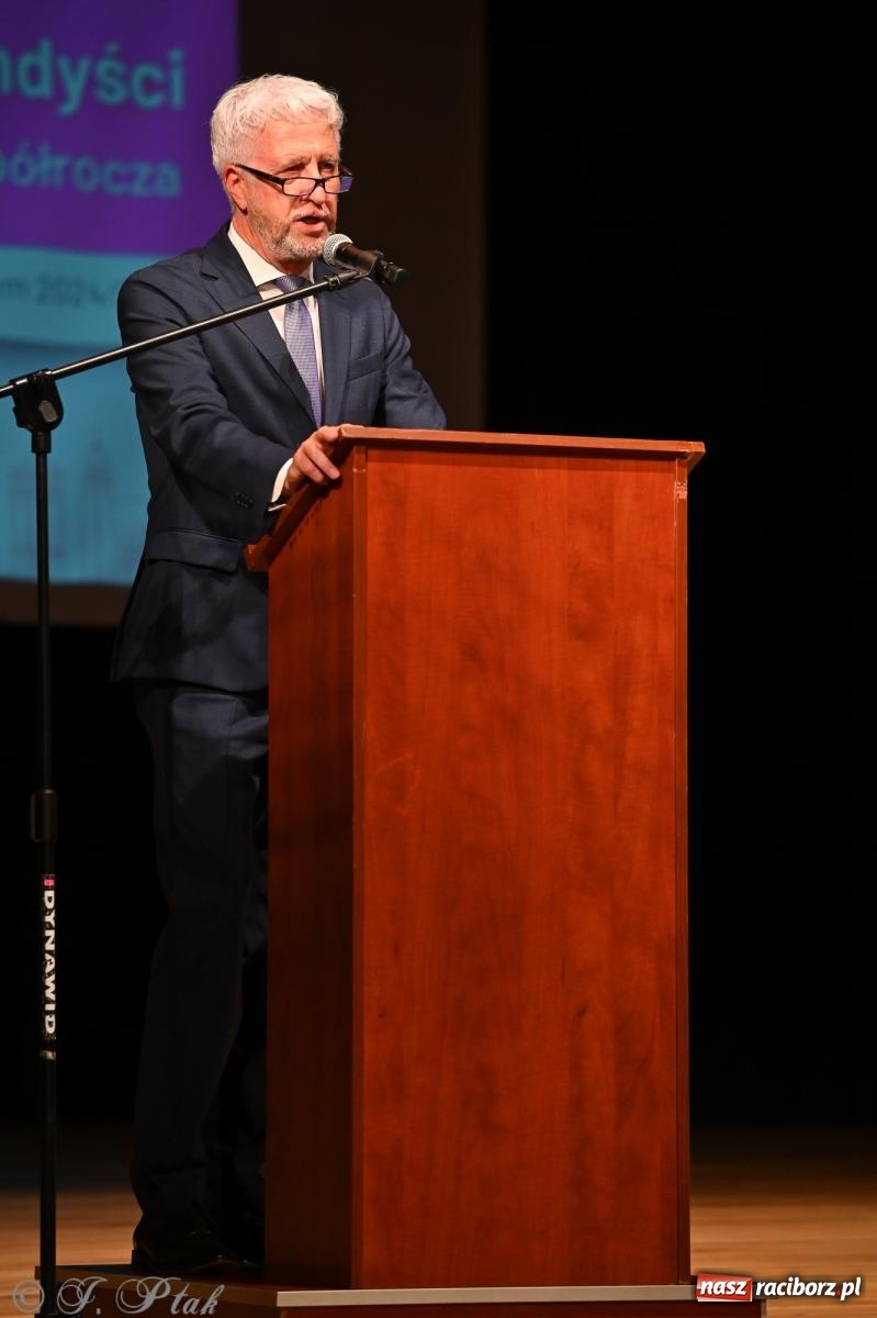 Zdjęcie w galerii na portalu naszraciborz.pl: Prymusi raciborskich szkół odebrali stypendia i gratulacje [FOTO] wiadomości z regionu