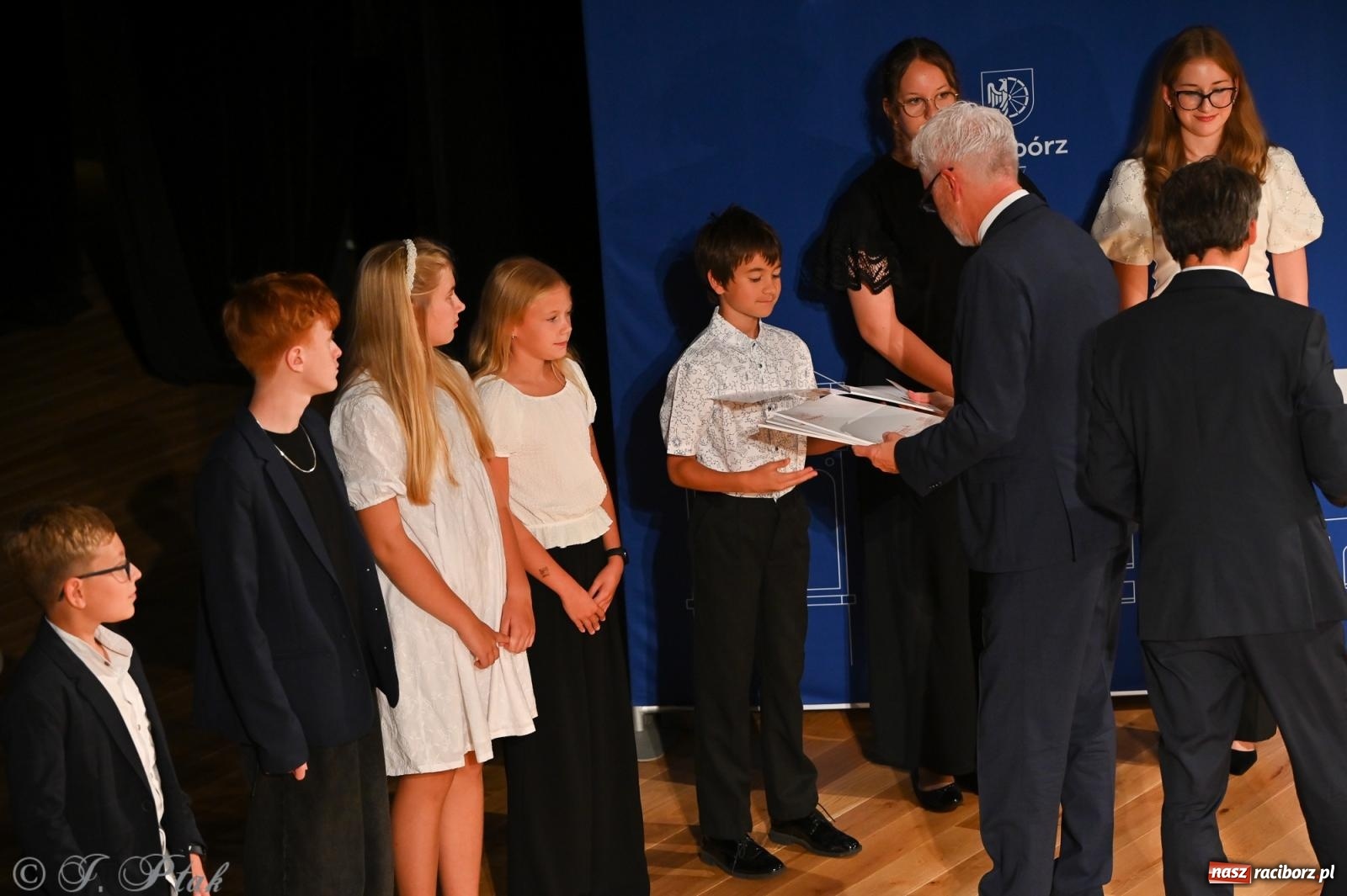 Zdjęcie w galerii na portalu naszraciborz.pl: Prymusi raciborskich szkół odebrali stypendia i gratulacje [FOTO] wiadomości z regionu