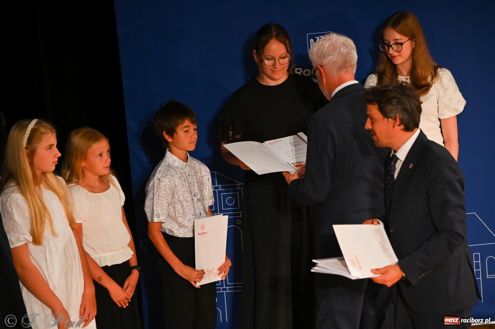 Zdjęcie w galerii na portalu naszraciborz.pl: Prymusi raciborskich szkół odebrali stypendia i gratulacje [FOTO] wiadomości z regionu