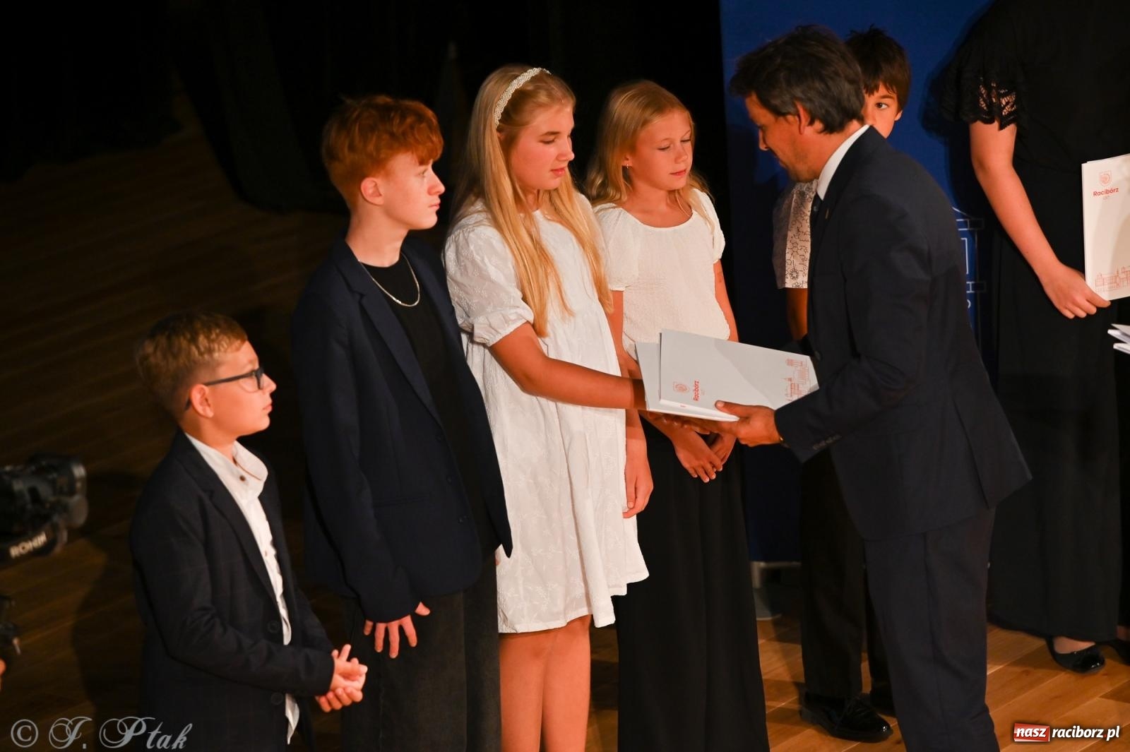 Zdjęcie w galerii na portalu naszraciborz.pl: Prymusi raciborskich szkół odebrali stypendia i gratulacje [FOTO] wiadomości z regionu