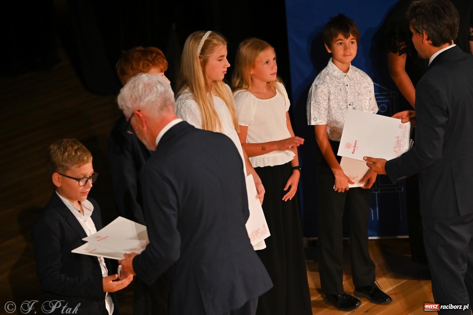 Zdjęcie w galerii na portalu naszraciborz.pl: Prymusi raciborskich szkół odebrali stypendia i gratulacje [FOTO] wiadomości z regionu