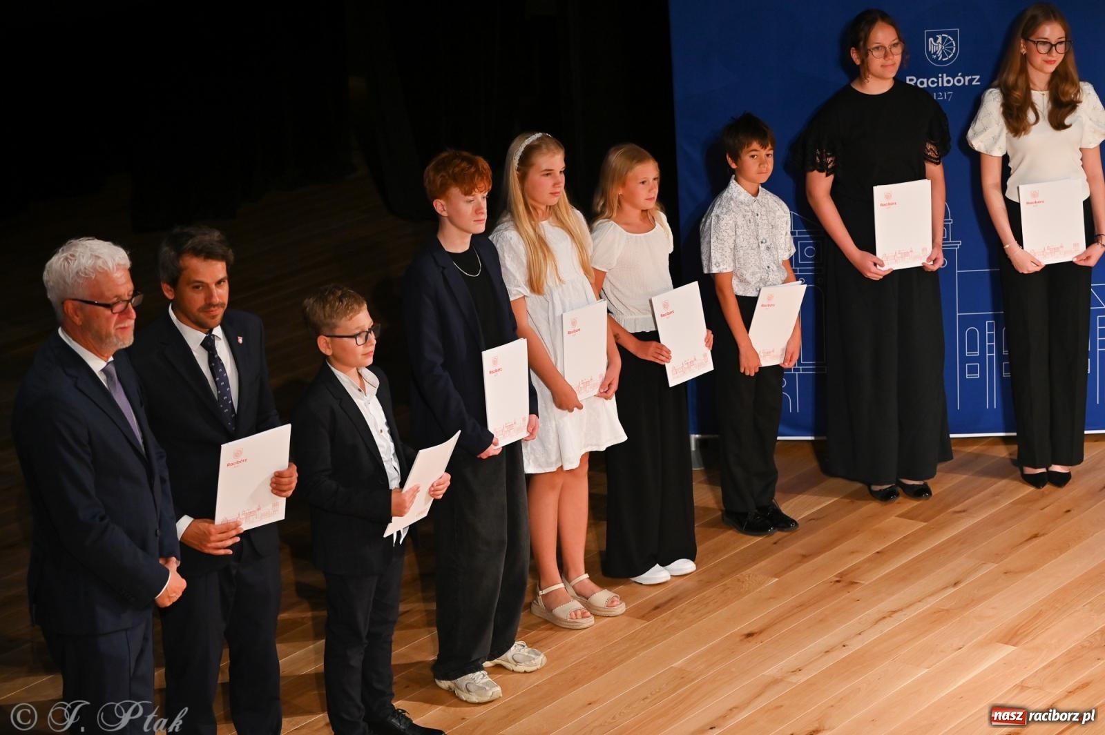 Zdjęcie w galerii na portalu naszraciborz.pl: Prymusi raciborskich szkół odebrali stypendia i gratulacje [FOTO] wiadomości z regionu