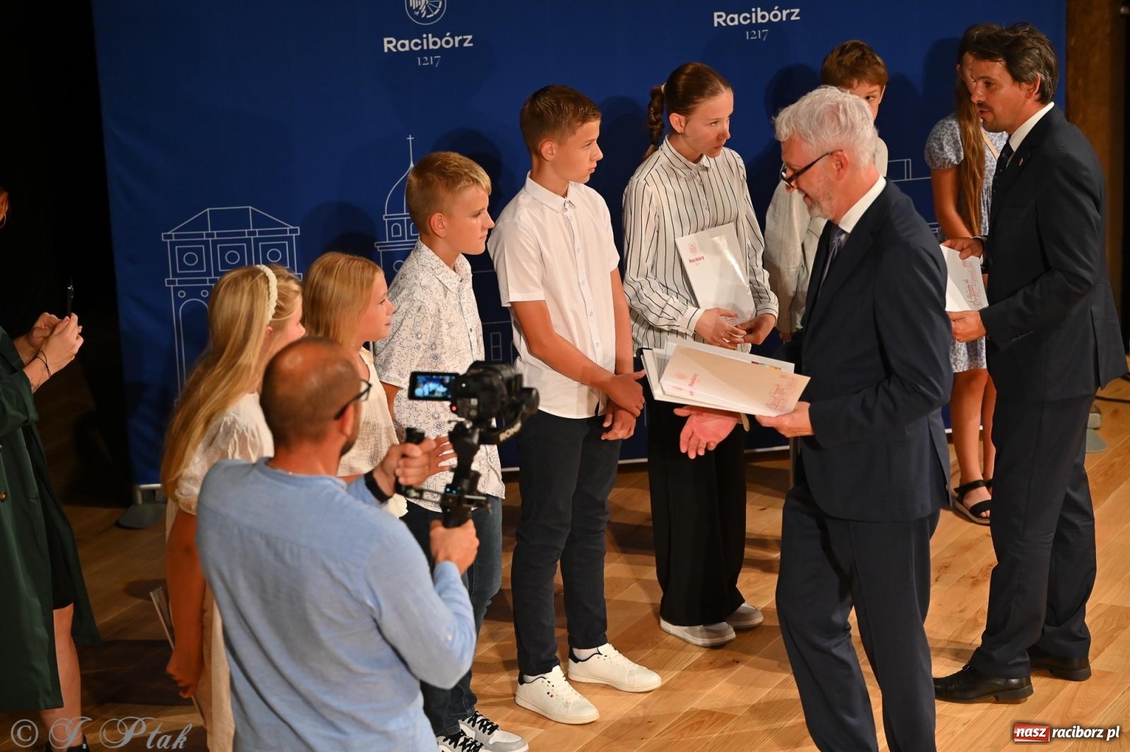 Zdjęcie w galerii na portalu naszraciborz.pl: Prymusi raciborskich szkół odebrali stypendia i gratulacje [FOTO] wiadomości z regionu
