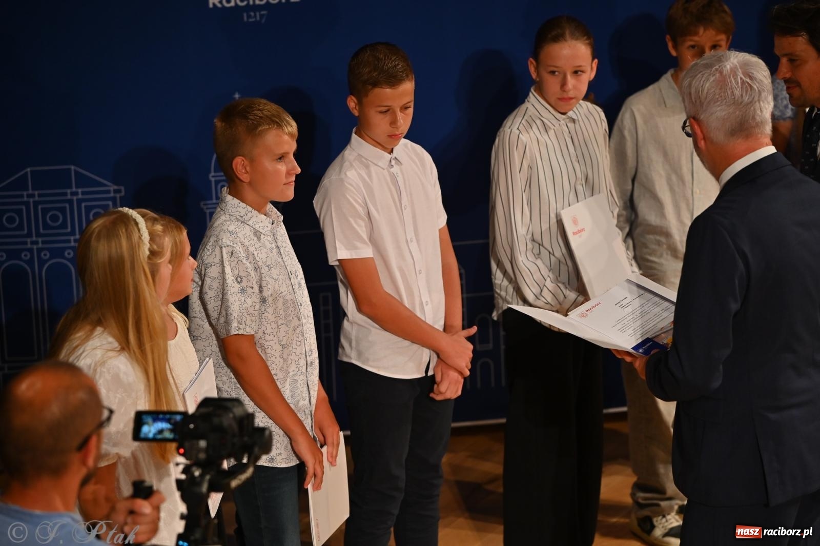 Zdjęcie w galerii na portalu naszraciborz.pl: Prymusi raciborskich szkół odebrali stypendia i gratulacje [FOTO] wiadomości z regionu