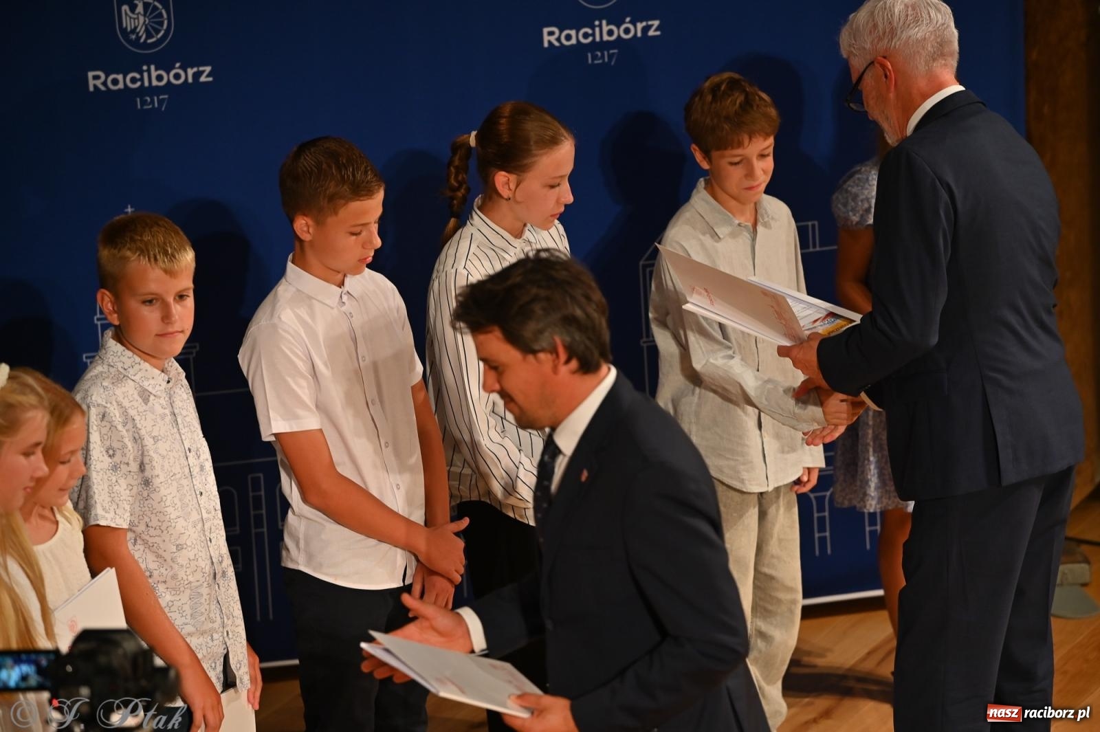 Zdjęcie w galerii na portalu naszraciborz.pl: Prymusi raciborskich szkół odebrali stypendia i gratulacje [FOTO] wiadomości z regionu