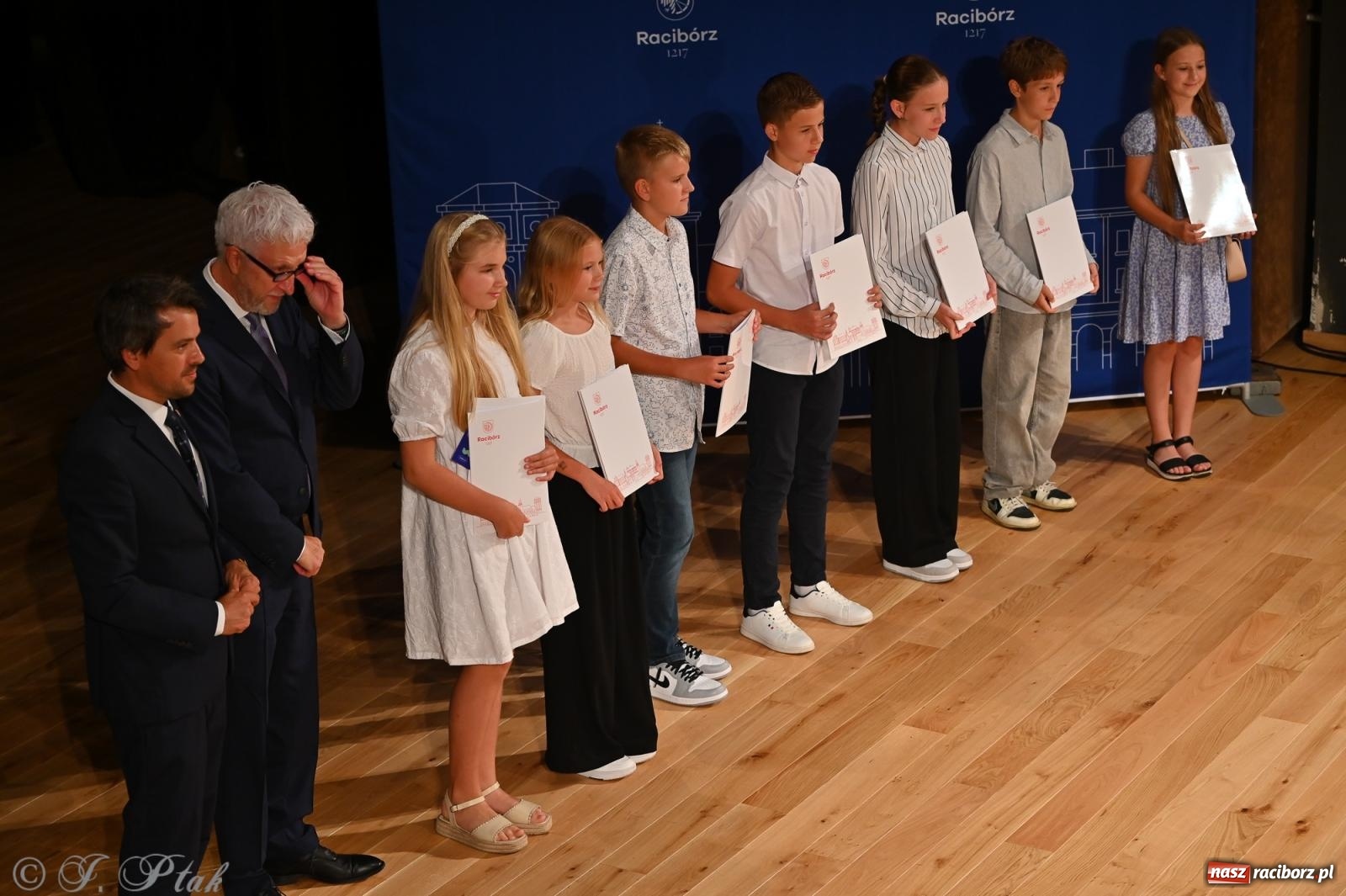 Zdjęcie w galerii na portalu naszraciborz.pl: Prymusi raciborskich szkół odebrali stypendia i gratulacje [FOTO] wiadomości z regionu