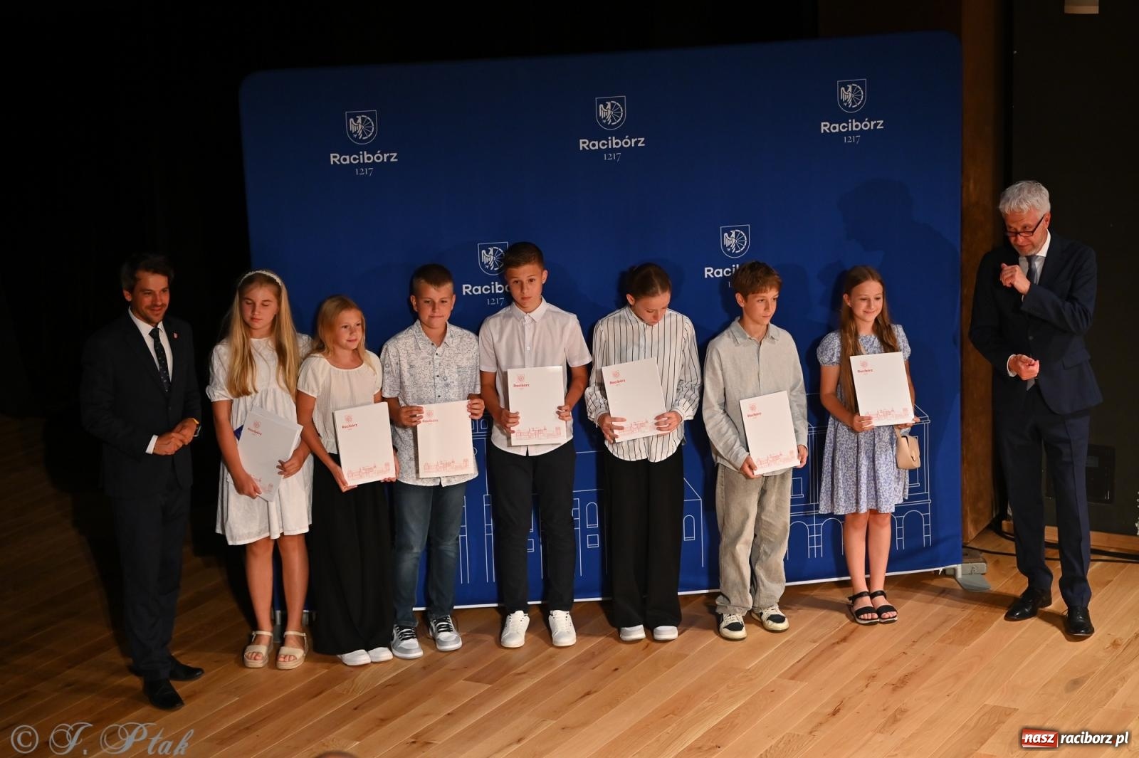 Zdjęcie w galerii na portalu naszraciborz.pl: Prymusi raciborskich szkół odebrali stypendia i gratulacje [FOTO] wiadomości z regionu