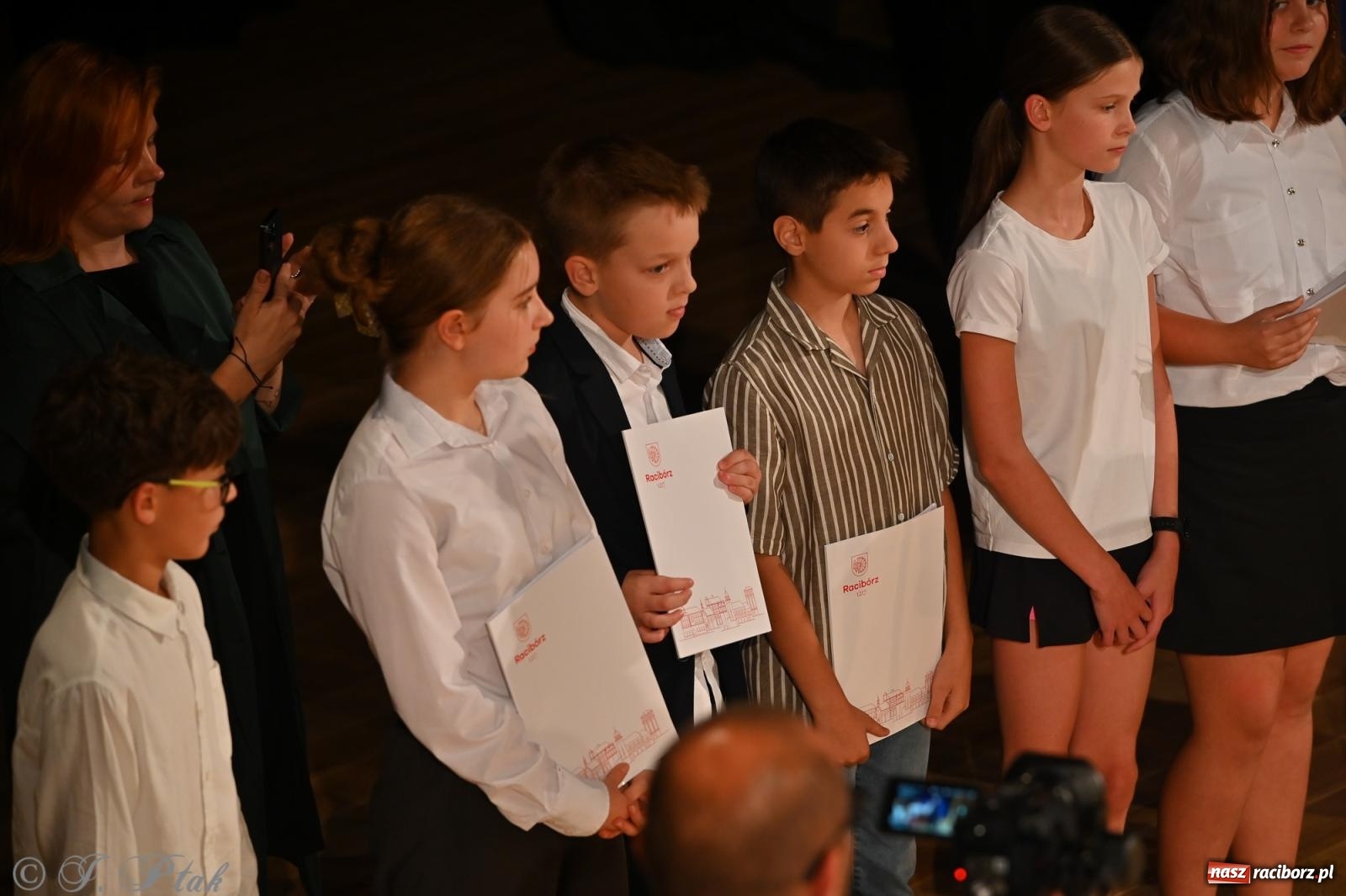 Zdjęcie w galerii na portalu naszraciborz.pl: Prymusi raciborskich szkół odebrali stypendia i gratulacje [FOTO] wiadomości z regionu