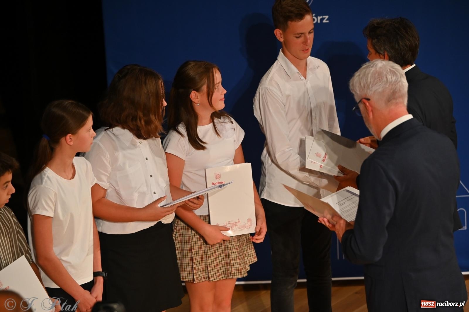 Zdjęcie w galerii na portalu naszraciborz.pl: Prymusi raciborskich szkół odebrali stypendia i gratulacje [FOTO] wiadomości z regionu