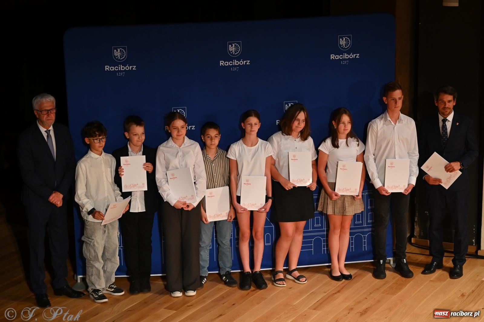 Zdjęcie w galerii na portalu naszraciborz.pl: Prymusi raciborskich szkół odebrali stypendia i gratulacje [FOTO] wiadomości z regionu