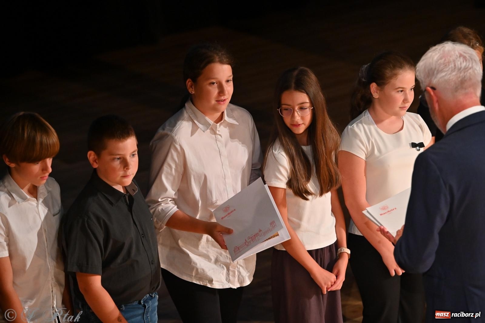 Zdjęcie w galerii na portalu naszraciborz.pl: Prymusi raciborskich szkół odebrali stypendia i gratulacje [FOTO] wiadomości z regionu