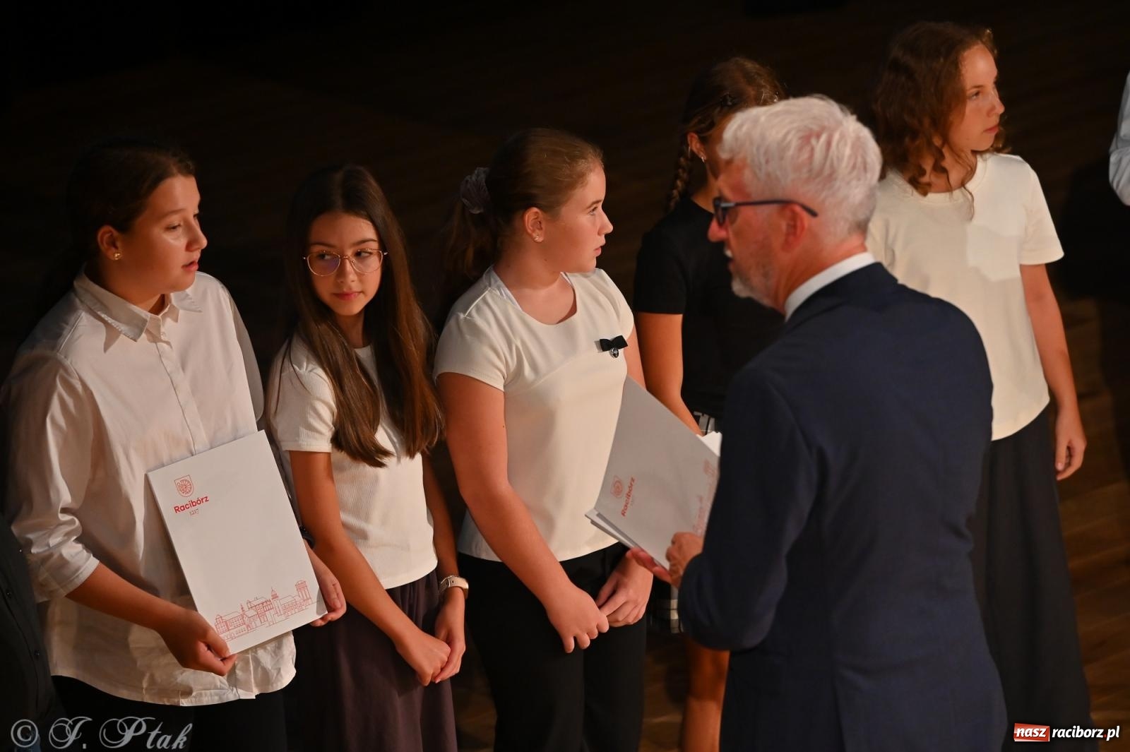Zdjęcie w galerii na portalu naszraciborz.pl: Prymusi raciborskich szkół odebrali stypendia i gratulacje [FOTO] wiadomości z regionu
